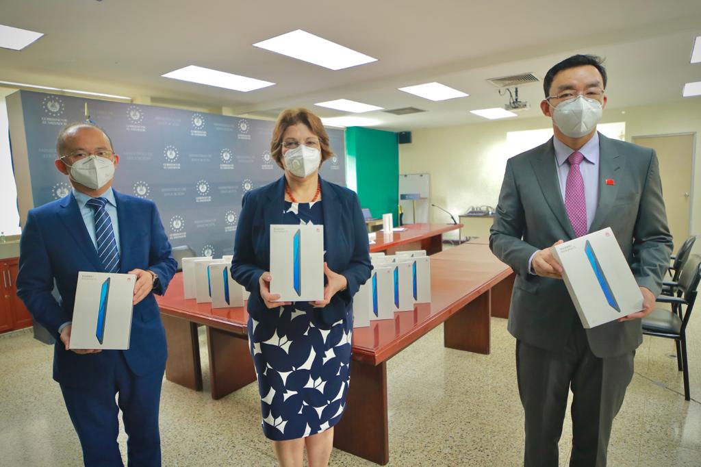 huawei-y-embajada-de-china-entregan-donacion-de-tablets-al-ministerio-de-educacion
